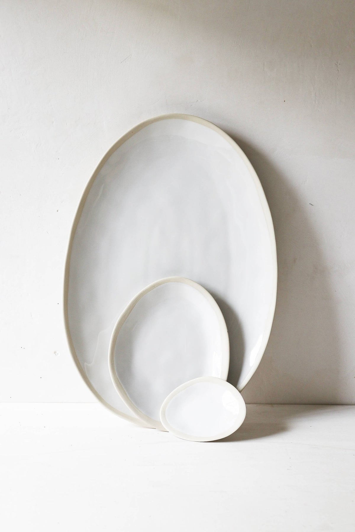Plat en grès Galet Sable