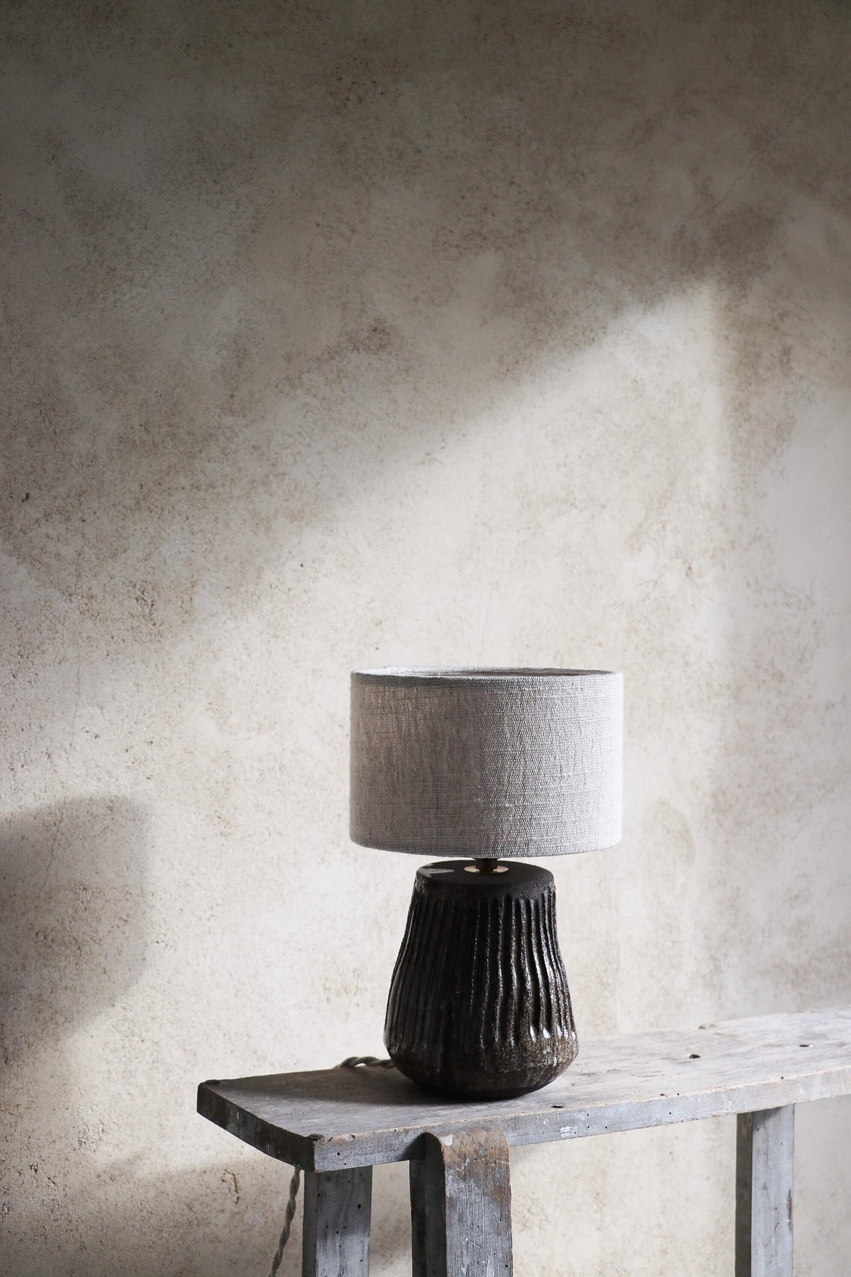 Lampe à poser en grès noir Signature 001