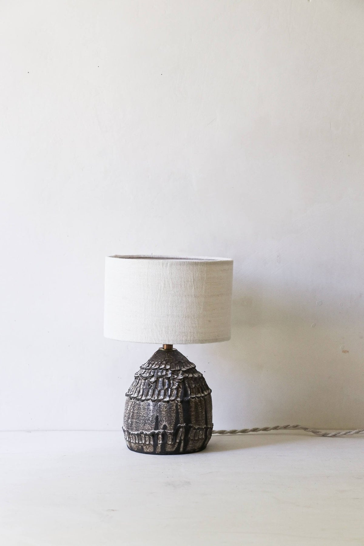 Lampe à poser en grès noir Signature 009