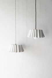 Grande suspension en porcelaine Canelé